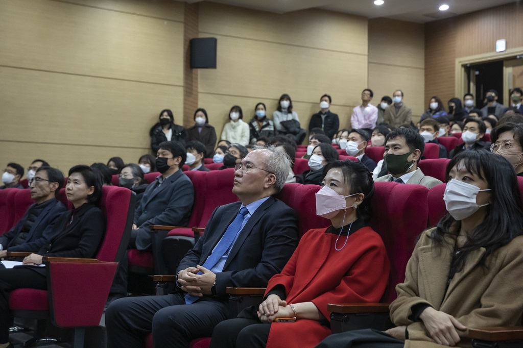 권준욱 원장 이임식을 보고 있는 사람들의 모습을 찍은 사진