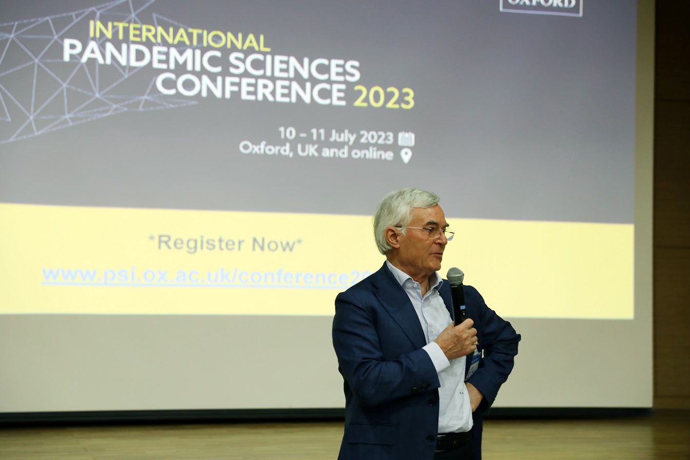 INTERNATIONAL PANDEMIC SCIENCES CONFERENCE 2023을 발표중인 ﻿발표자의 모습을 찍은 사진