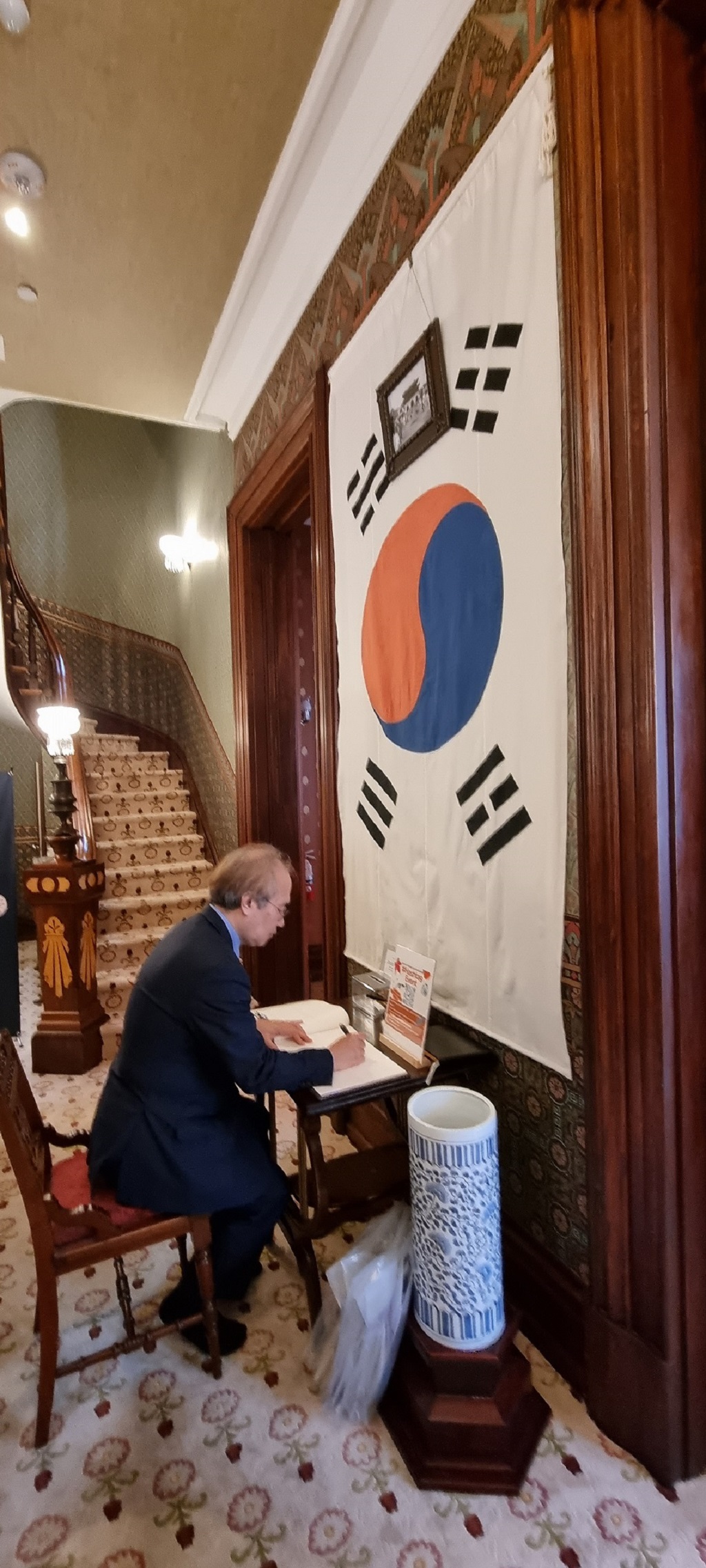 미국 국립보건원(NIH)﻿안에 태극기 앞에서 무언가를 작성하고 있는 남성을 찍은 사진