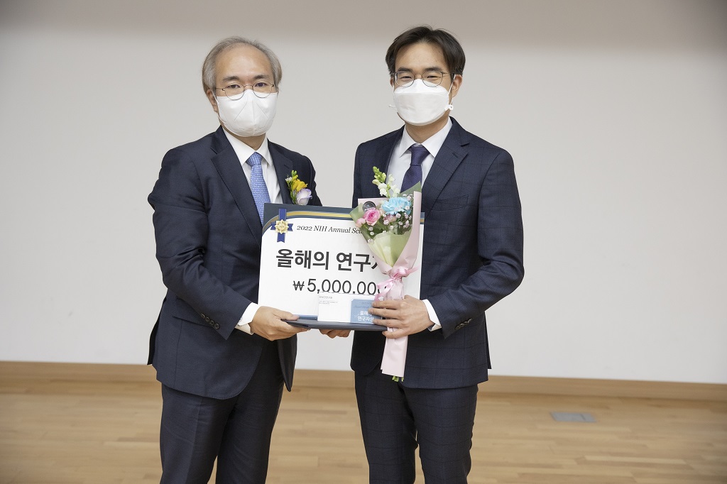 NIH 컨퍼런스에서 올해의 연구상으로 5,000,000원을 받고 찍은 사진